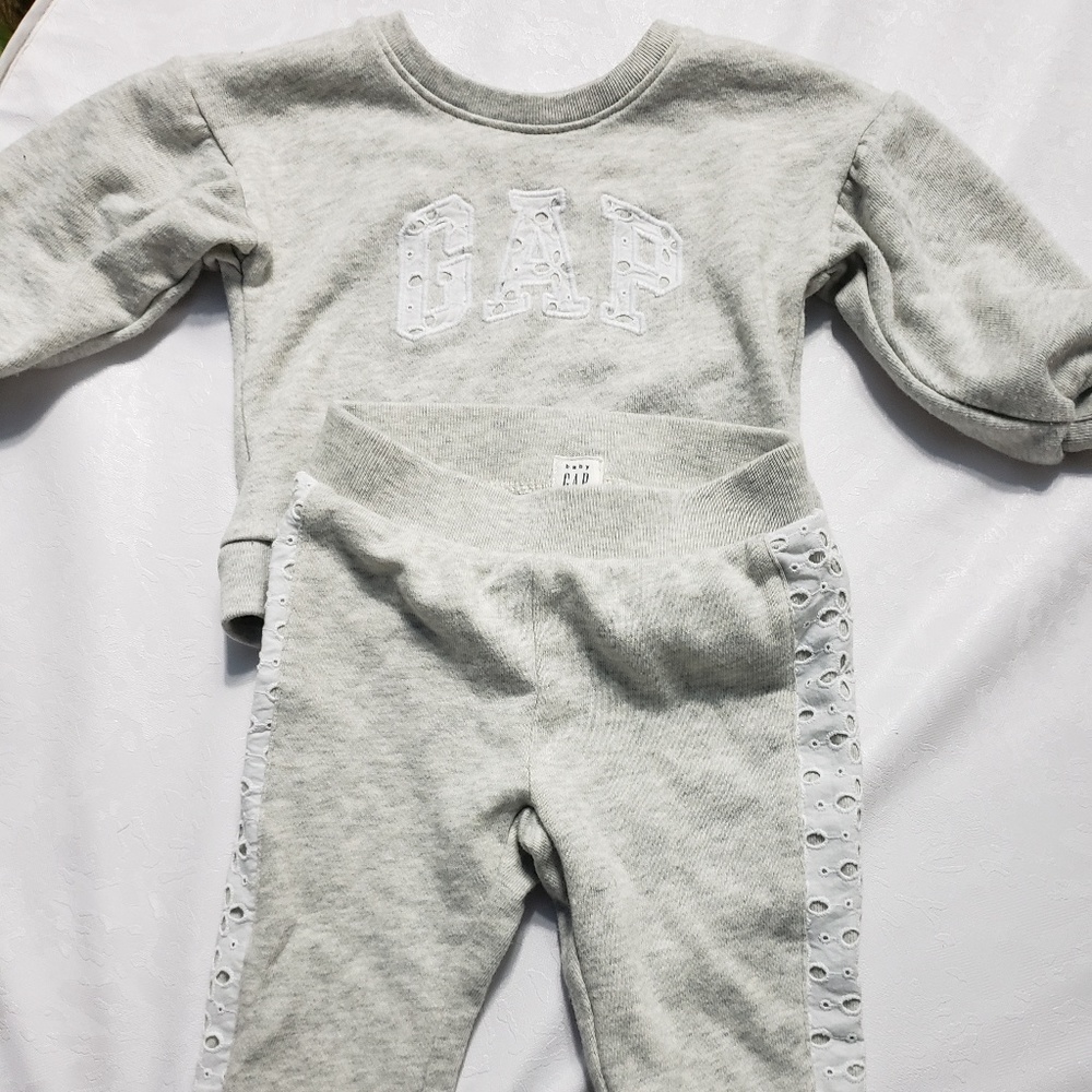 Baby Gap sweatsuit size 6-12 months